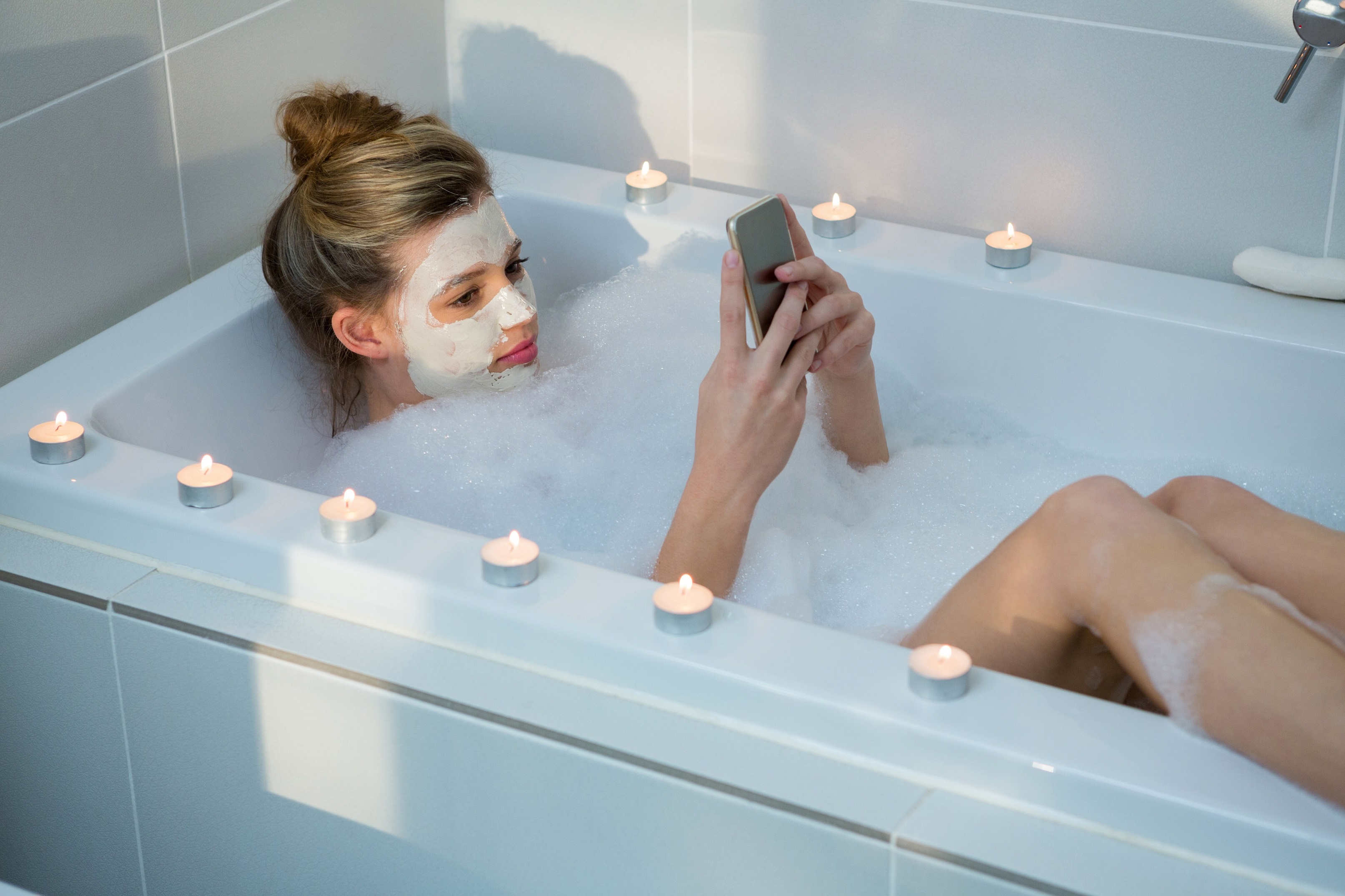 Жена моет ванну. Девушка в ванной с телефоном. Девушка лежит в ванной. Телефон в ванной. Девчонки в ванной.