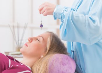 Trotz vorheriger Krebsdiagnose, stellte ein Heilpraktiker bei einer Patientin mittels eines Pendels lediglich eine Brustentzündung fest. (Bild: Monika Wisniewska/fotolia.com)