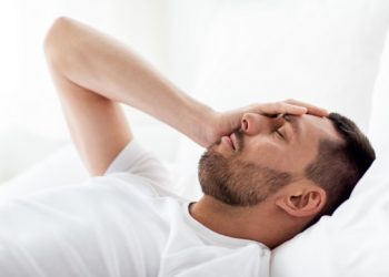 Ein Hodenbruch muss nicht unbedingt mit Schmerzen einhergehen. Teilweise treten lediglich Abgeschlagenheit und ein allgemeines Krankheitsgefühl auf. (Bild: Syda Productions/fotolia.com)