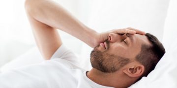Ein Hodenbruch muss nicht unbedingt mit Schmerzen einhergehen. Teilweise treten lediglich Abgeschlagenheit und ein allgemeines Krankheitsgefühl auf. (Bild: Syda Productions/fotolia.com)
