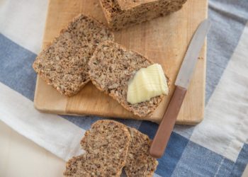 Mehrere Scheiben Brot, eine davon mit Butter