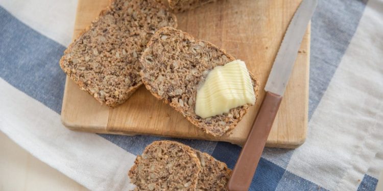 Mehrere Scheiben Brot, eine davon mit Butter