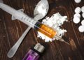 Drogensucht wird meist mit illegalen Substanzen wie Heroin oder Kokain in Verbindung gebracht. (Bild: Witthaya/fotolia.com)