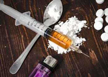 Drogensucht wird meist mit illegalen Substanzen wie Heroin oder Kokain in Verbindung gebracht. (Bild: Witthaya/fotolia.com)