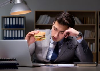 Fast Food und Süßigkeiten sorgen zwar für einen kurzen Energie-Kick - doch dann kommt die Müdigkeit. (Bild: Elnur/fotolia.com)