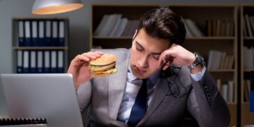 Fast Food und Süßigkeiten sorgen zwar für einen kurzen Energie-Kick - doch dann kommt die Müdigkeit. (Bild: Elnur/fotolia.com)