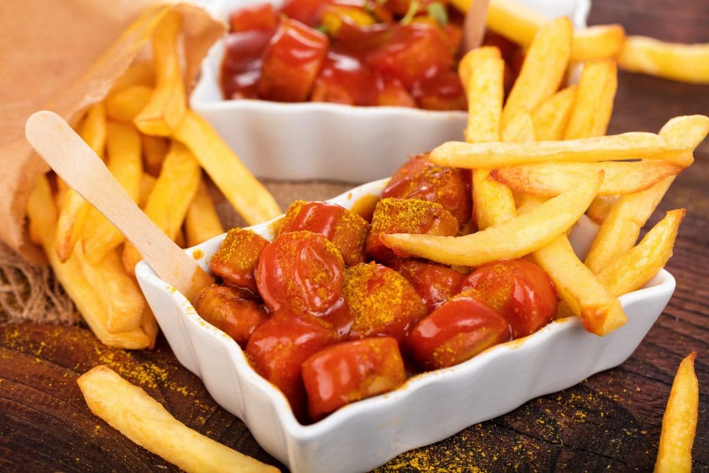 Zwei Portionen Currywurst mit Pommes