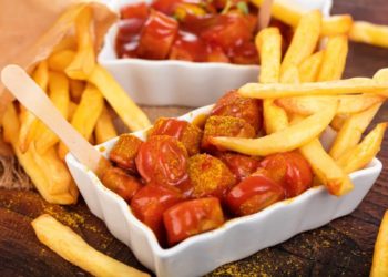 Zwei Portionen Currywurst mit Pommes