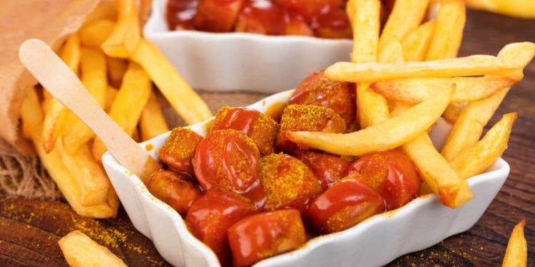 Zwei Portionen Currywurst mit Pommes