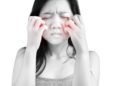 Bereits vor Auftreten der ersten sichtbaren Symptome leiden Betroffene bei einer Gesichtsrose oft unter allgemeinem Krankheitsgefühl und brennender Haut im Gesicht. (Bild: chatchai/fotolia.com)
