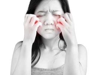 Bereits vor Auftreten der ersten sichtbaren Symptome leiden Betroffene bei einer Gesichtsrose oft unter allgemeinem Krankheitsgefühl und brennender Haut im Gesicht. (Bild: chatchai/fotolia.com)