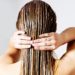 Hausmittel wie Essig oder Teespülungen verhelfen zu schönem, gesundem Haar. (Bild: Piotr Marcinski/stock.adobe.com)