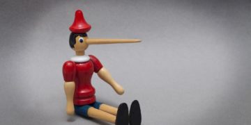 Kennzeichnend für pathologische Lügnerinnen und Lügner ist unter anderem, dass sie nicht nervös werden beim Schwindeln und den Augenkontakt mit ihrem Gegenüber halten. (Bild: MUNCH!/fotolia.com)