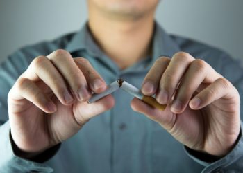 Das Rauchen aufgeben ist der wichtigste Schritt, um sich vor gefährlichen Lungenerkrankungen zu schützen. (Bild: Kenishirotie/fotolia.com)