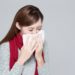 Bei einer Streptokokken-Infektion sollten Sie immer in ein Tuch niesen, um andere nicht anzustecken. (Bild: ryanking999/fotolia.com)