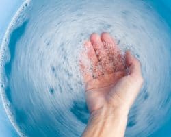 Hand in schäumendem Wasser