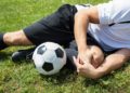 Sportarten wie Fußball oder Skifahren bergen ein erhöhtes Risiko für eine Knieverdrehung. (Bild: Andrey Popov/fotolia.com)