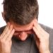 Stechende Schmerzen im Kopf können so stark werden, dass das Leben der Betroffenen massiv eingeschränkt wird. (Bild: SENTELLO/fotolia.com)