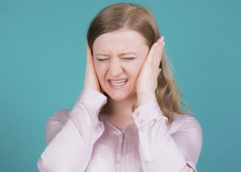 Klingeln in den Ohren kann für die Betroffenen sehr unangenehm sein und die Lebensqualität erheblich einschränken. (Bild: Picture-Factory/fotolia.com)