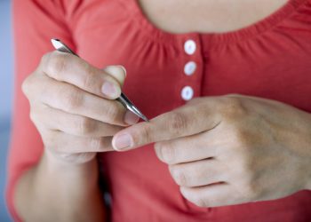 Meist hilft eine Pinzette mit gebogenen Spitzen, um den Splitter aus der Haut zu entfernen. (Bild: Lydie stock/stock.adobe.com)