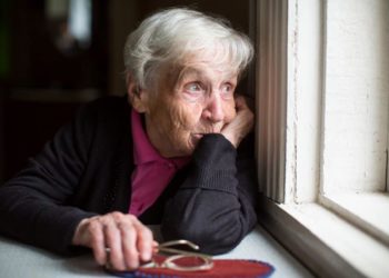Viele ältere Menschen ziehen sich zurück und bekommen durch die fehlenden sozialen Kontakte weniger Anreiz für "Gehirnarbeit". (Bild: De Visu/fotolia.com)
