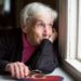 Viele ältere Menschen ziehen sich zurück und bekommen durch die fehlenden sozialen Kontakte weniger Anreiz für "Gehirnarbeit". (Bild: De Visu/fotolia.com)