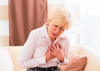 Gesundheitsexperten weisen darauf hin, bei Anzeichen für einen Herzinfarkt sofort den Notruf 112 zu wählen. Zögern kann für den Betroffenen lebensgefährlich sein.(Bild: Kzenon/fotolia.com)