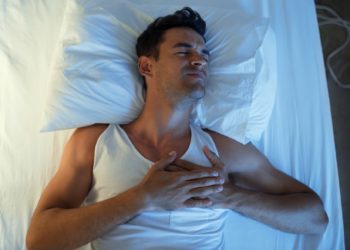 Schlägt das Herz in der Nacht plötzlich schneller als sonst, kann zum Beispiel Wassermangel oder ein niedriger Blutzuckerspiegel der Grund sein. (Bild: iuricazac/fotolia.com)