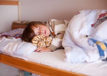 Nachtwandelnde Kinder sollten zur Sicherheit nicht in einem Hochbett schlafen. (Bild: contrastwerkstatt/fotolia.com)