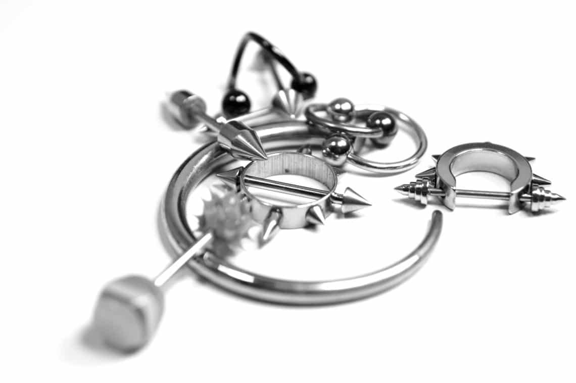 Piercing an Brustwarze und Bauchnabel Durchführung, Heilung und