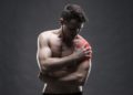Das Schulter-Arm-Syndrom ist ein komplexes Beschwerdebild, das unterschiedlichste Ursachen haben kann und leicht eine chronische Form annimmt. (Bild: staras/fotolia.com)