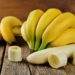 Verbraucherschützer weisen darauf hin, sich nach dem Schälen von Bananen unbedingt die Hände zu waschen. Denn auf und in der Schale können Pestizide enthalten sein. (Bild: nata_vkusidey/fotolia.com)