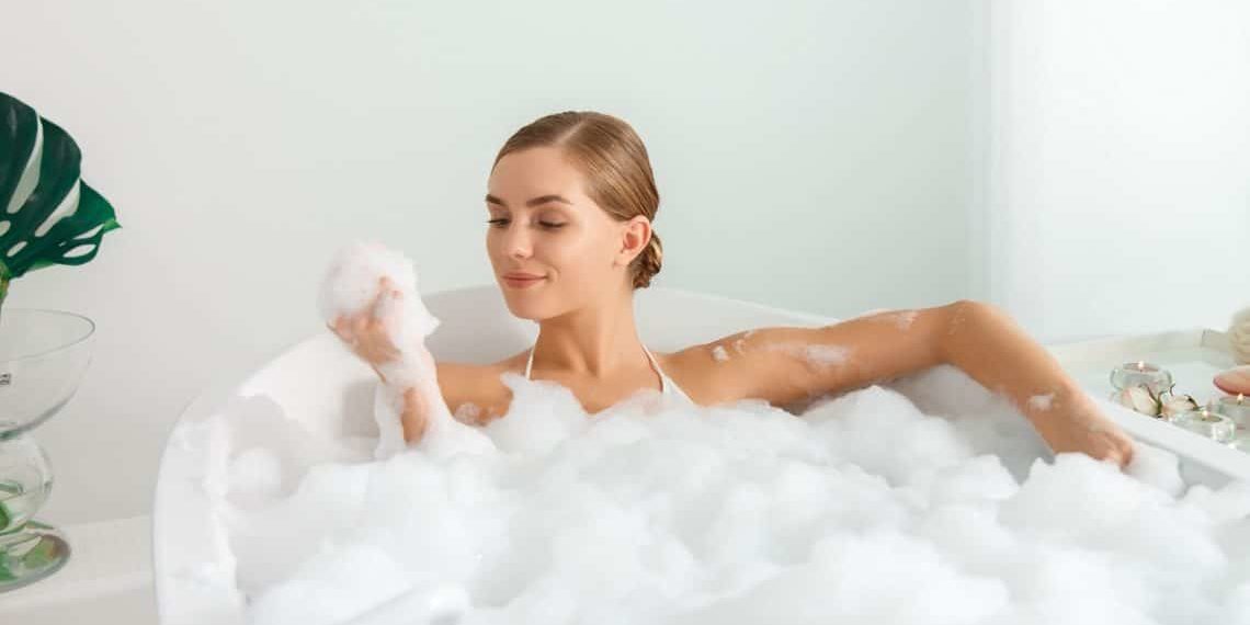 Bei einer Unterkühlung sollte keinesfalls heiß gebadet werden, um den Kreislauf nicht zu überlasten. (Bild: YakobchukOlena/fotolia.com)