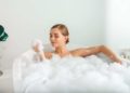 Bei einer Unterkühlung sollte keinesfalls heiß gebadet werden, um den Kreislauf nicht zu überlasten. (Bild: YakobchukOlena/fotolia.com)