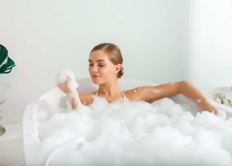 Bei einer Unterkühlung sollte keinesfalls heiß gebadet werden, um den Kreislauf nicht zu überlasten. (Bild: YakobchukOlena/fotolia.com)