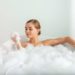 Bei einer Unterkühlung sollte keinesfalls heiß gebadet werden, um den Kreislauf nicht zu überlasten. (Bild: YakobchukOlena/fotolia.com)