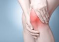 Bei Schmerzen und Stechen im Knie sollten belastende Sportarten unbedingt vermieden werden. (Bild: Csaba Deli/stock.adobe.com)