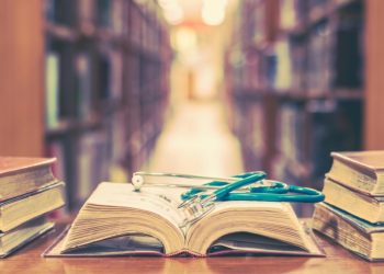 Die englische Autorin Gill Paul skizziert anhand von 50 chronologisch geordneten Objekten die Geschichte der Medizin. (Bild: Chinnapong/fotolia.com)