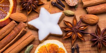 Sternanis wird häufig als Weihnachtsgewürz zum Backen verwendet. Es handelt sich dabei um die getrockneten, sternförmigen Früchte eines orientalischen Magnolienbaumes. (Bild: Floydine/fotolia.com)