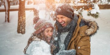 Eine Mütze sorgt im Winter dafür, dass die Wärme nicht über den Kopf abgegeben wird. Die Kopfbedeckung bringt jedoch nur etwas, wenn wir auch ansonsten schön warm eingepackt sind. (Bild: detailblick-foto/fotolia.com)