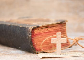 Die Bibel besteht aus zwei Teilen - dem alten und dem neuen Testament - welche nur zusammen ein Ganzes bilden. (Bild: ChristArt/fotolia.com)