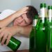 Da Bier weniger Alkohol enthält als Schnaps, tritt bei Gewohnheitstrinkern meist erst nach mehreren Flaschen eine Wirkung ein. (Bild: Michael Traitov/fotolia.com)