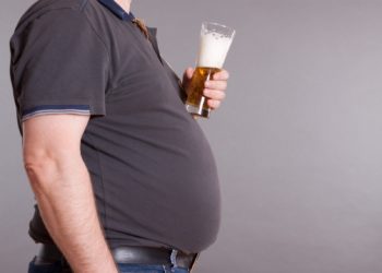 Viele Menschen gehen davon aus, dass ein sogenannter Bierbauch allein durch Biertrinken verursacht wird. (Bild: SENTELLO/fotolia.com)
