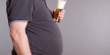 Viele Menschen gehen davon aus, dass ein sogenannter Bierbauch allein durch Biertrinken verursacht wird. (Bild: SENTELLO/fotolia.com)