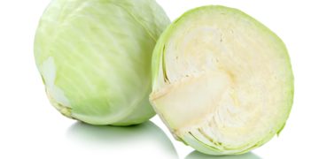 Kohl hat eine stark entzündungshemmende Wirkung. Wickel aus diesem Gemüse sind als Hausmittel bei unterschiedlichsten Beschwerden gut geeignet. (Bild: Markus Mainka/fotolia.com)