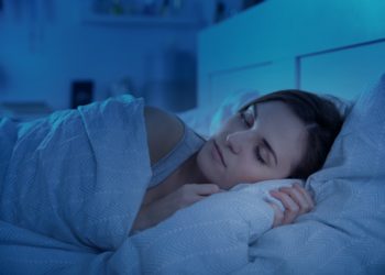 In einer Studie hat sich gezeigt, dass Bluthochdruck nachts am gefährlichsten ist. Forschern zufolge kann es daher bei bestimmten Patienten ratsam sein, Blutdrucksenker vor dem Schlafengehen einzunehmen. (Bild: leszekglasner/fotolia.com)
