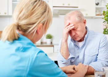 Alzheimer ist vor allem geprägt durch zunehmende Gedächtnislücken beziehungsweise Schwierigkeiten beim Abrufen von Erinnerungen. (Bild: Robert Kneschke/fotolia.com)