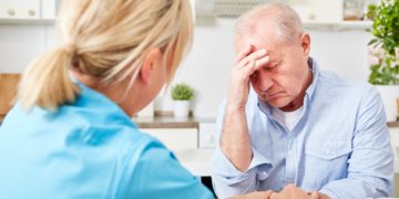 Alzheimer ist vor allem geprägt durch zunehmende Gedächtnislücken beziehungsweise Schwierigkeiten beim Abrufen von Erinnerungen. (Bild: Robert Kneschke/fotolia.com)