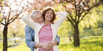 Um die Frühjahrsmüdigkeit zu vertreiben, sollten Sie so viel Zeit wie möglich an der frischen Luft verbringen. (Bild: Halfpoint/fotolia.com)