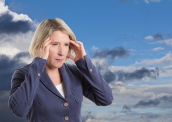 Viele Menschen leiden bei einem Wetterwechsel unter Kopfschmerzen oder anderen körperlichen Beschwerden. (Bild: agenturfotografin/fotolia.com)